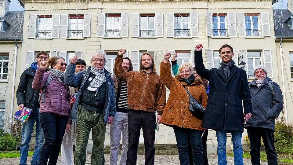 Arrière mairie poing levé